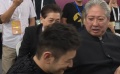 好久不见！成龙电影周闭幕式后台黄晓明向前辈洪金宝打招呼