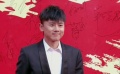 華語(yǔ)樂(lè)壇人氣LIVE王！ 張杰現(xiàn)身成龍電影周閉幕式紅毯