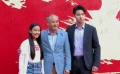 奥运冠军李宁携儿女亮相成龙电影周闭幕红毯 引观众欢呼