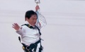 直升机出场！成龙大哥亮相颁奖典礼现场“从天而降，身手不凡”