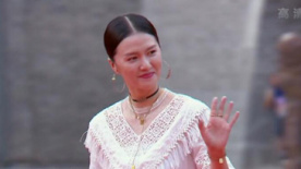 譚維維白色長(zhǎng)裙盡顯端莊大方 成龍電影周閉幕表演熱血歌曲