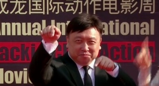 《追龙》导演王晶亮相成龙电影周红毯 “肥螳螂”重现江湖！