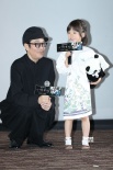 《小偷家族》北京首映 王传君现场为主演剥橘皮