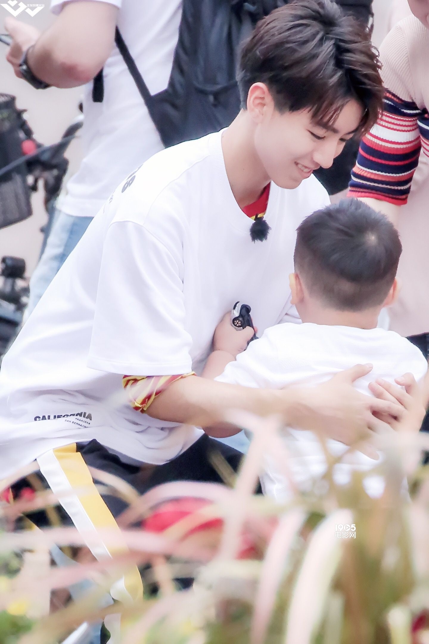 王俊凯带娃有一套:喂饭举高高 被喊叔叔一脸懵!