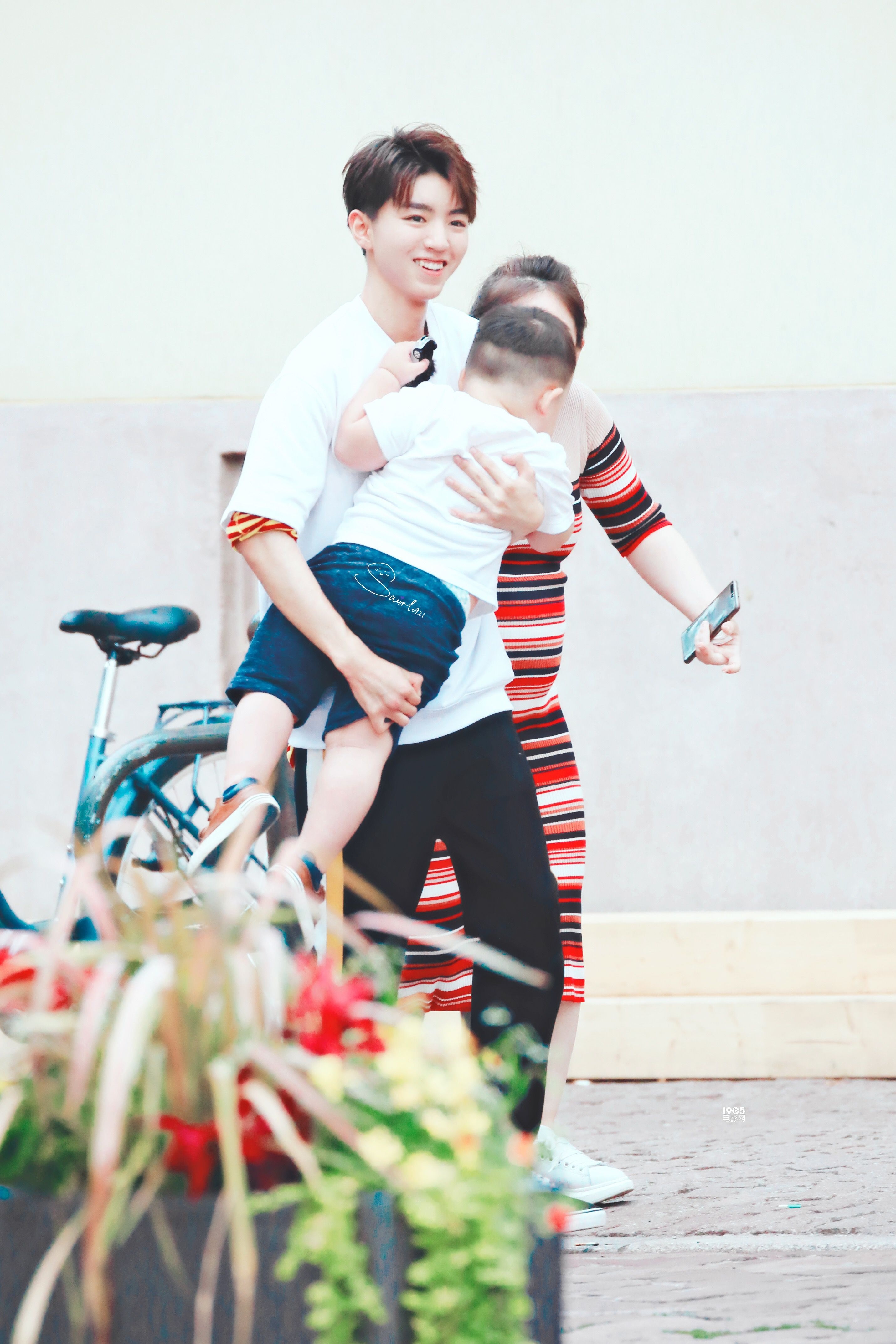 王俊凯带娃有一套:喂饭举高高 被喊叔叔一脸懵!