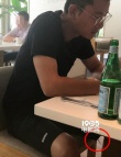 网友偶遇贾乃亮独自吃饭 板寸配眼镜man力十足