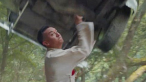 還有誰！張震就用一個木槍翹翻一輛汽車