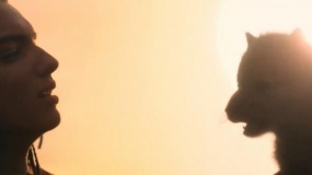 《阿尔法：狼伴归途》发布“史前奇旅”预告片