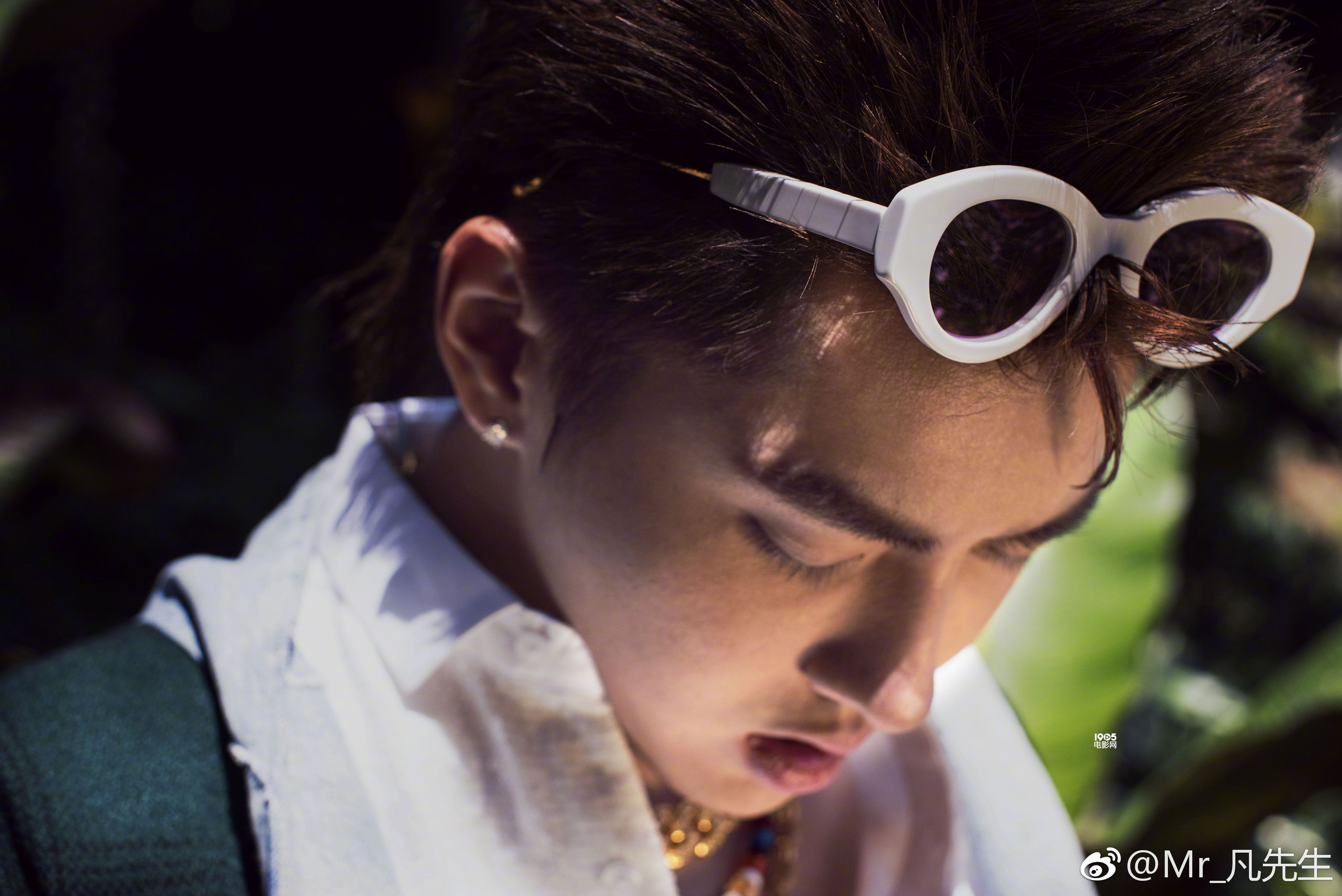 吴亦凡晒九宫格杂志花絮照 阳光下更显五官精致