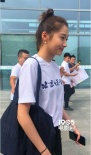 关晓彤参加北电社会实践 网友晒照穿校服亲切合影