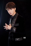 王俊凱受邀出席時(shí)尚盛典 貴族造型亮相云間紅毯
