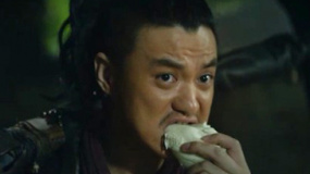 周一围还是个小吃货，打劫师弟还不忘啃个馒头