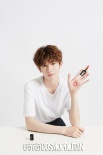 王源登《時(shí)尚cosmo》封面 玩游戲抱鴨釋放率性魅力