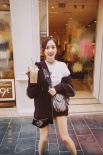火箭少女吳宣儀曬法國游玩照 笑容甜美大秀長腿