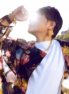 穿越！ 陈志朋曝巴黎写真“一耳三嵌”潮流混搭