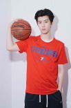 范丞丞亮相NBA球迷日活动 三分球获赞技巧专业！