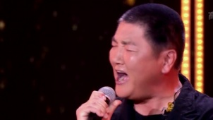 孙楠登台献唱歌曲《一起奔放》 嘹亮高音穿透众人心扉