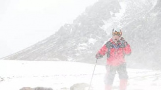 突遇雪崩！登山队员命悬一...