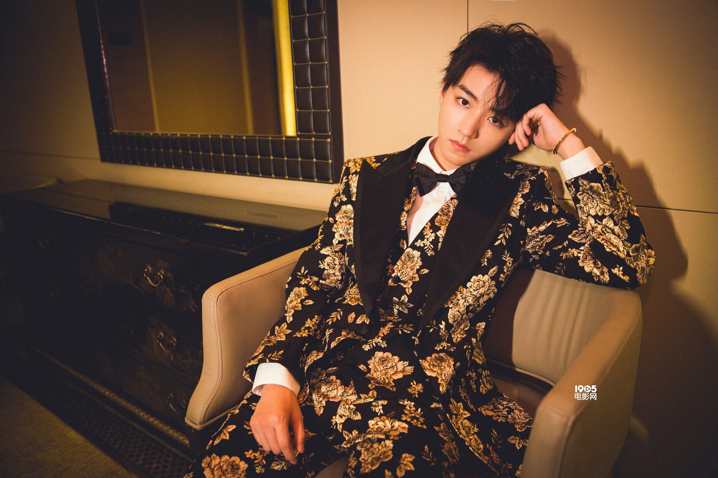 王俊凯印花西装亮相盛典 完美糅合矜贵与摩登质感