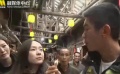 杜江霍思燕湖北宣恩逛集市 遇美味甜品杜江秒變“吃貨”