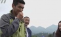 杜江霍思燕漫步茶園學習除草 為“茶旅融合”出謀劃策