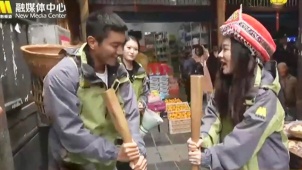 杜江霍思燕湖北宣恩扶贫调研 两人体验打糍粑