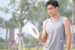 彭于晏為林超賢新片《緊急救援》特訓(xùn) 沙灘練飛盤