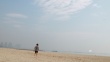 彭于晏為林超賢新片《緊急救援》特訓(xùn) 沙灘練飛盤
