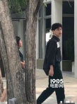 网友美国偶遇邓伦拍戏 与粉丝微笑合影亲和力十足