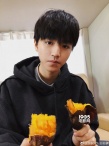 王俊凱手捧烤紅薯久違上線 暖心囑咐粉絲注意保暖