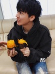 王俊凯手捧烤红薯久违上线 暖心嘱咐粉丝注意保暖