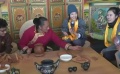 白百何把泥巴比作糌粑笑翻全场 体验“非遗”黑陶手工制作