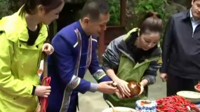 林心如學(xué)習(xí)古法辣椒醬制作 親手封壇半年后來取