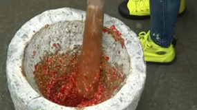 林心如“打辣椒”制作辣椒醬 熱推“天等辣椒”