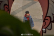 网友偶遇王俊凯晒无修生图 戴耳夹酷帅滑板少年