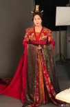章子怡首部剧杀青 众主创晒照于和伟强找