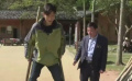 張一山暢游中國(guó)鄉(xiāng)村版“迪士尼” 踩高蹺玩手推車超開心