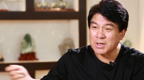 谢晋《牧马人》多受大学生追捧？ 男主角朱时茂被围追堵截签名