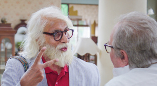 《老爸102岁》解读 “奇葩”父子献给观众的心灵辅导课