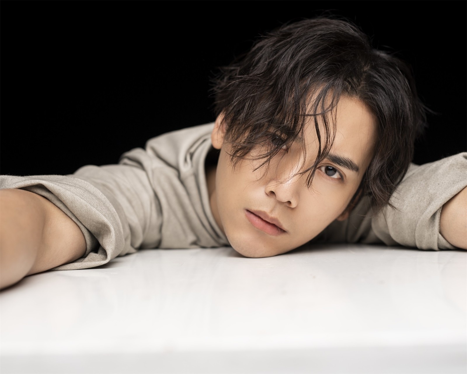 新版胡八一蔡珩曝写真慵懒造型尽显铁汉柔情