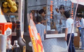 冠仔邊賣燒雞邊彈琴 引來了觀眾