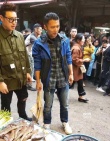 谢霆锋厦门逛市场十分亲民 同行潘玮柏胖到不敢认