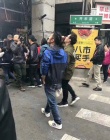 谢霆锋厦门逛市场十分亲民 同行潘玮柏胖到不敢认