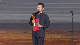 容中尔甲凭《阿拉姜色》获新人演员荣誉 首次获奖心情激动