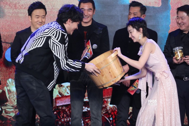 古天乐《武林怪兽》飙舞 捏脚妹周冬雨送洗脚盆_华语_电影网_1905.com