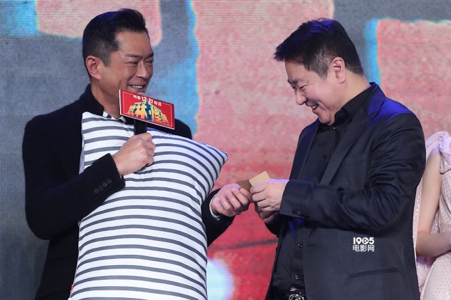 古天乐《武林怪兽》飙舞 捏脚妹周冬雨送洗脚盆_华语_电影网_1905.com