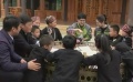 刘昊然为壮族小朋友送上棒棒糖 分糖时声音都“奶声奶气”了