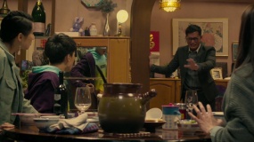 國(guó)民荒誕喜劇《家和萬(wàn)事驚》定檔預(yù)告 “一家五口”爭(zhēng)奪海景房