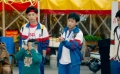三個(gè)中學(xué)生跟著一個(gè)小孩子想要他的卡片，竟被小孩給套路了