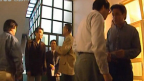 因演出的事合作方毁约，责任都压在了尤勇扮演的总经理身上